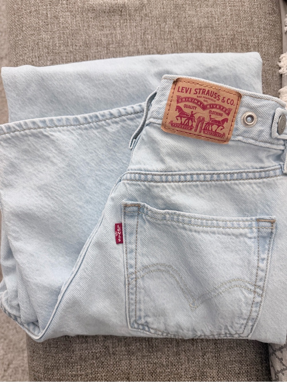 Levi's Women's Light Blue High-Rise Jeans-Cinch Baggy